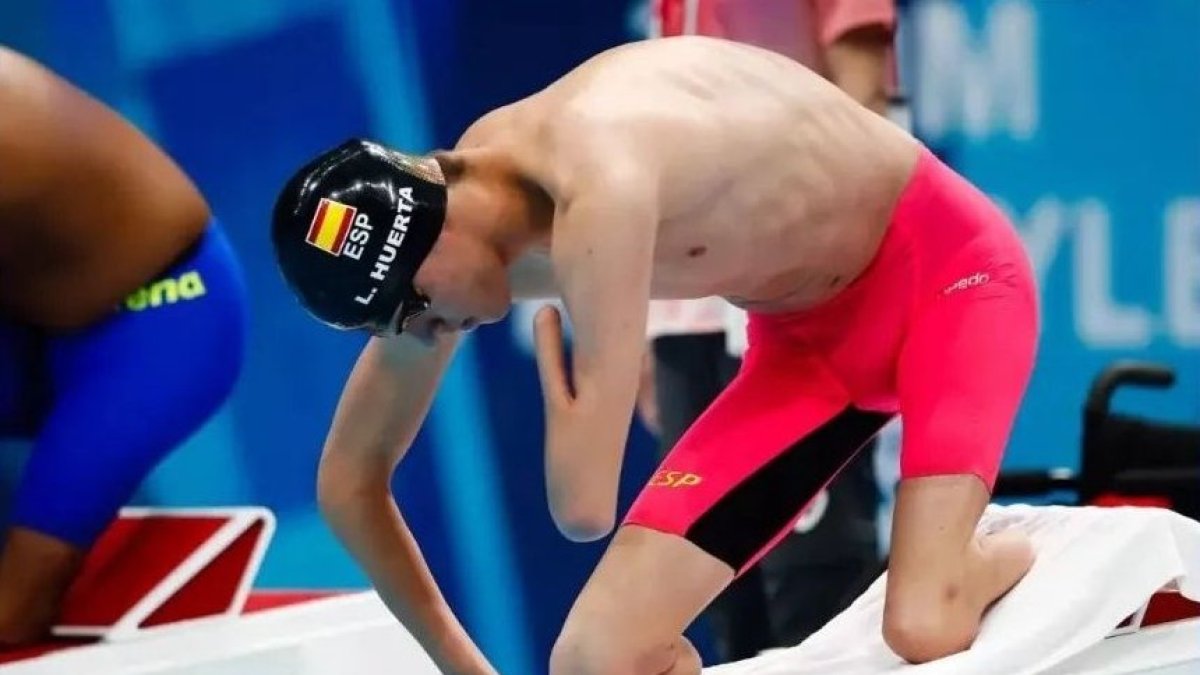 El nadador Luis Huerta en una competición anterior, antes de lanzarse al agua. / E. M.