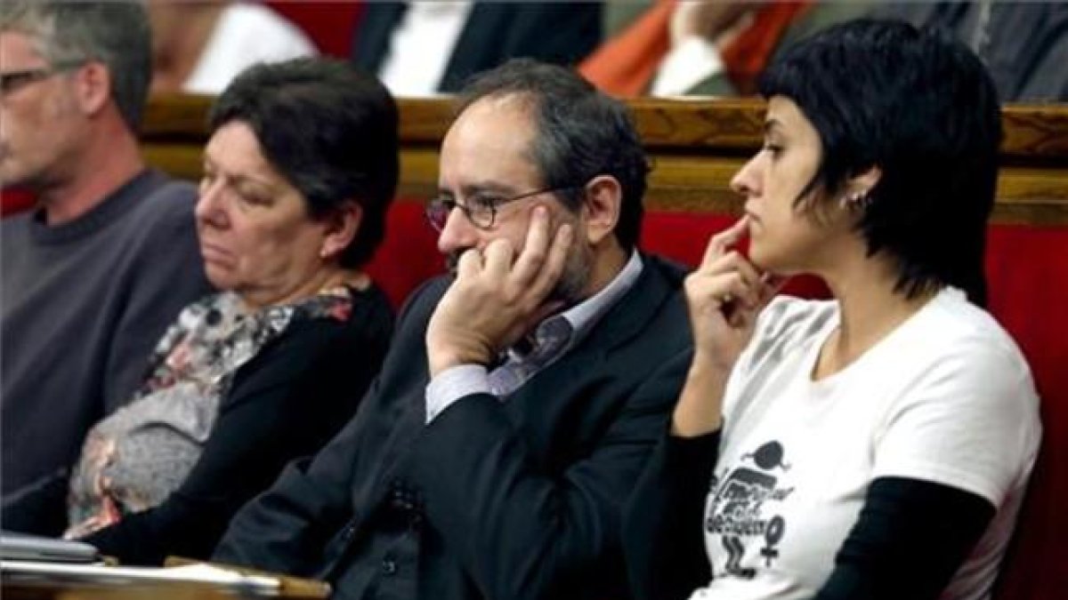 Los diputados de la CUP Gabriela Serra, Antonio Baños y Anna Gabriel, en el Parlament.-EFE / TONI ALBIR