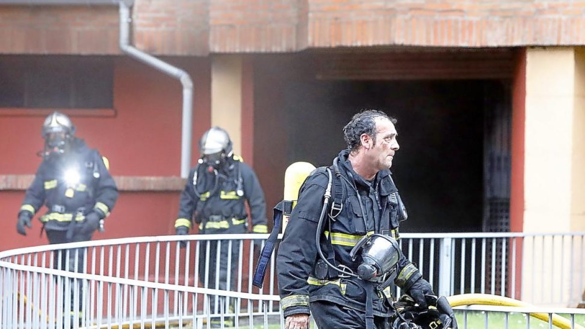 Uno de los bomberos, después de haber controlado y sofocado el fuego.-J. M. LOSTAU