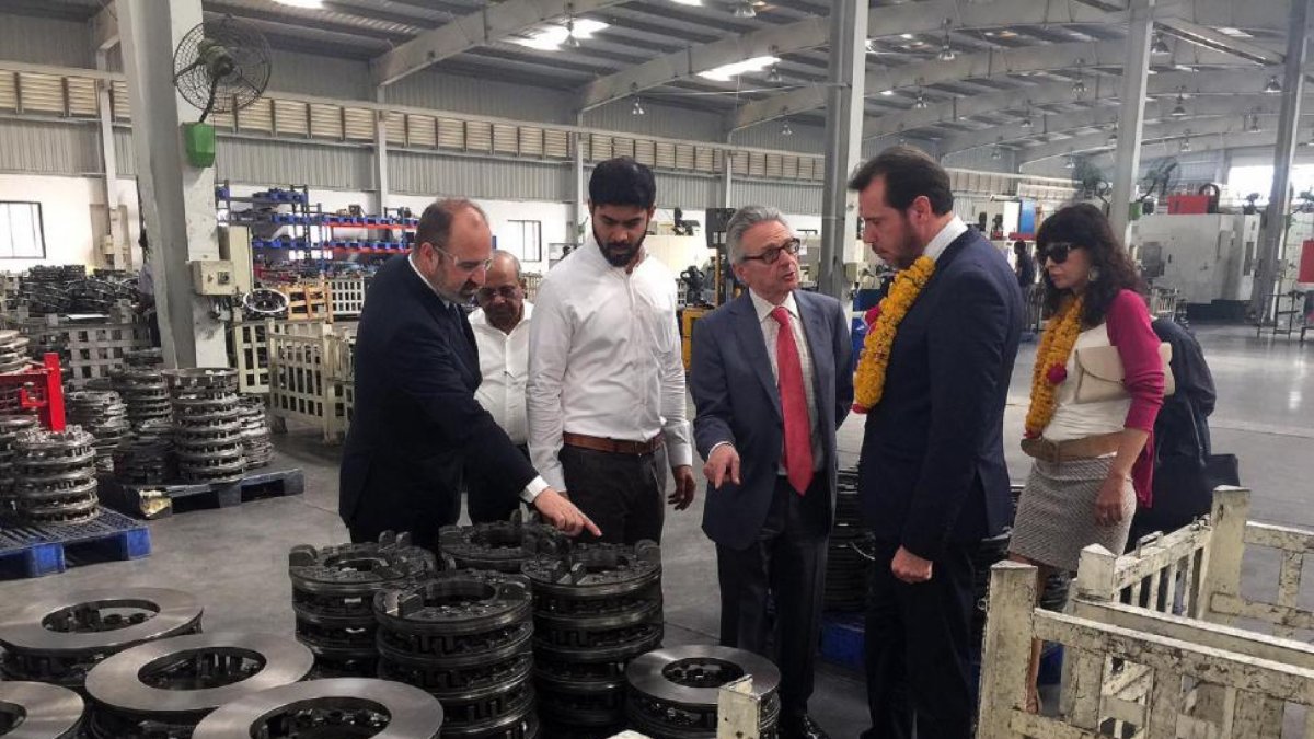 El alcalde de Valladolid, Óscar Puente, junto a la concejala de Cultura, Ana Redondo, en la inauguración de una fábrica de Lingotes Especiales en Gujarat (India)-ICAL