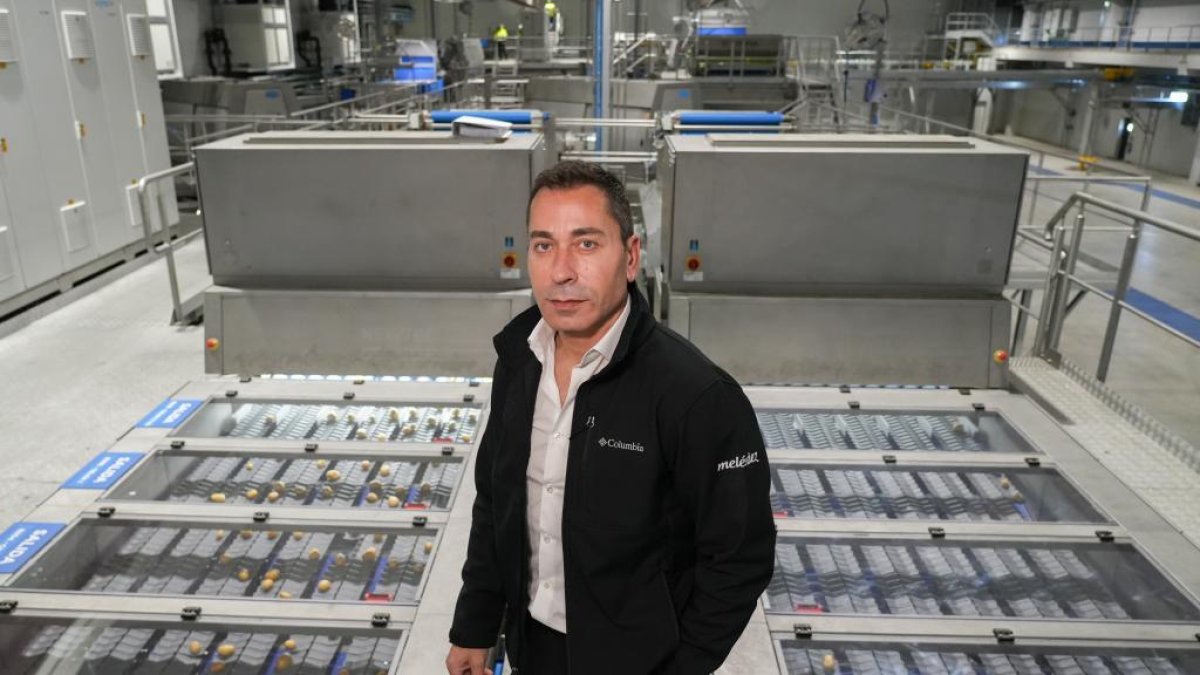 Javier Meléndez en la nueva fábrica de Patatas Meléndez en Medina del Campo.- J.M LOSTAU