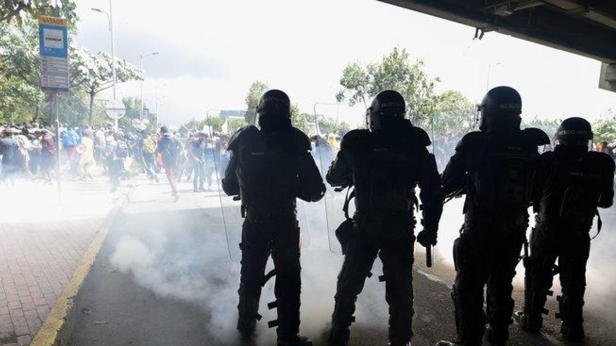 Desde las primeras horas de la mañana manifestantes violentos bloquearon las principales estaciones de transporte público en el sur de la capital colombiana.-AFP