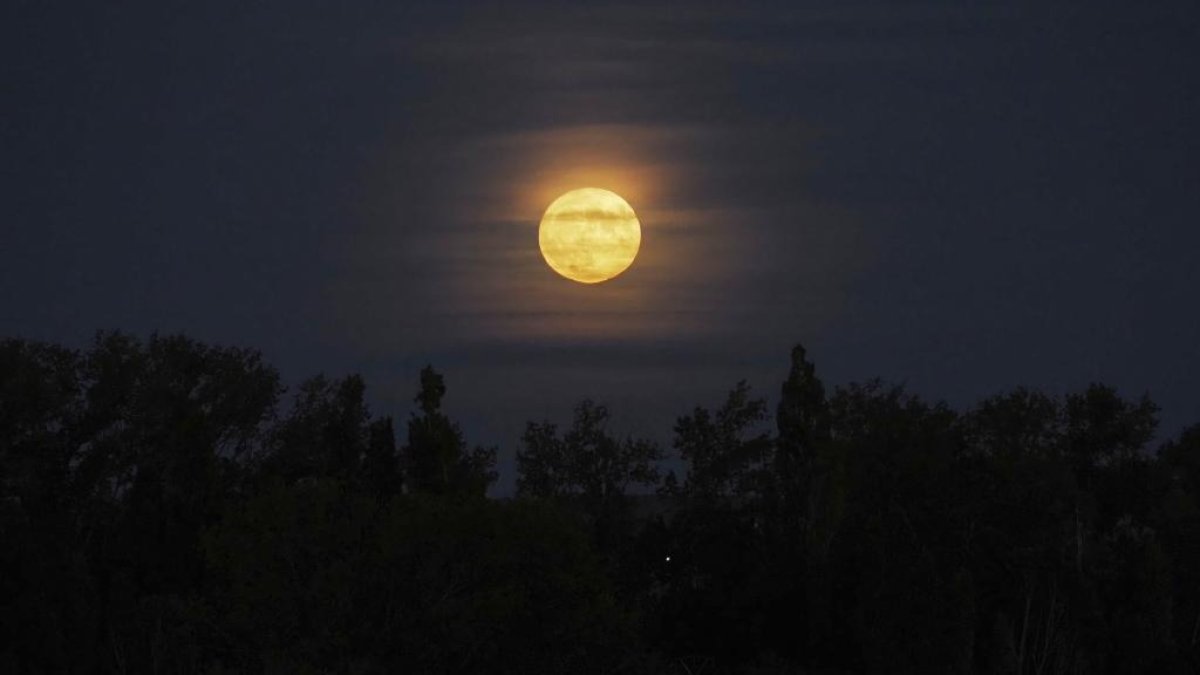 Superluna Azul sobre Valladolid.-M. Á. SANTOS/PHOTOGENIC