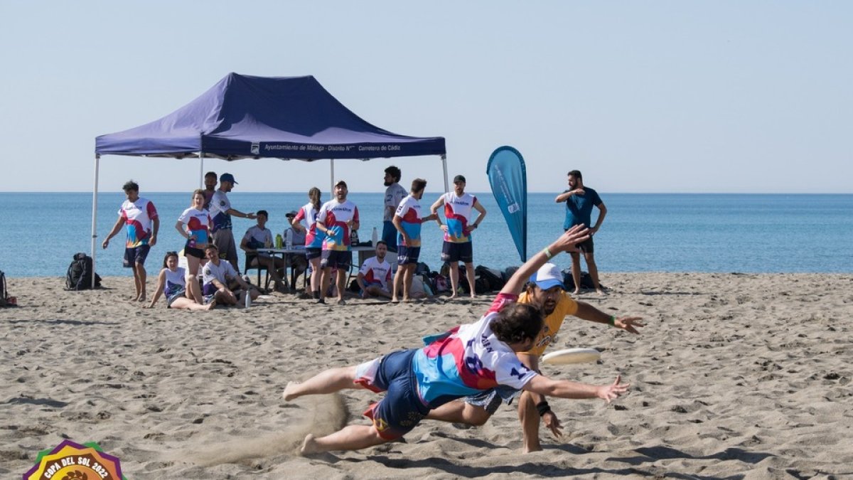 Partido disputado en Málaga en la modalidad de playa en la Copa del Sol. / E. M.