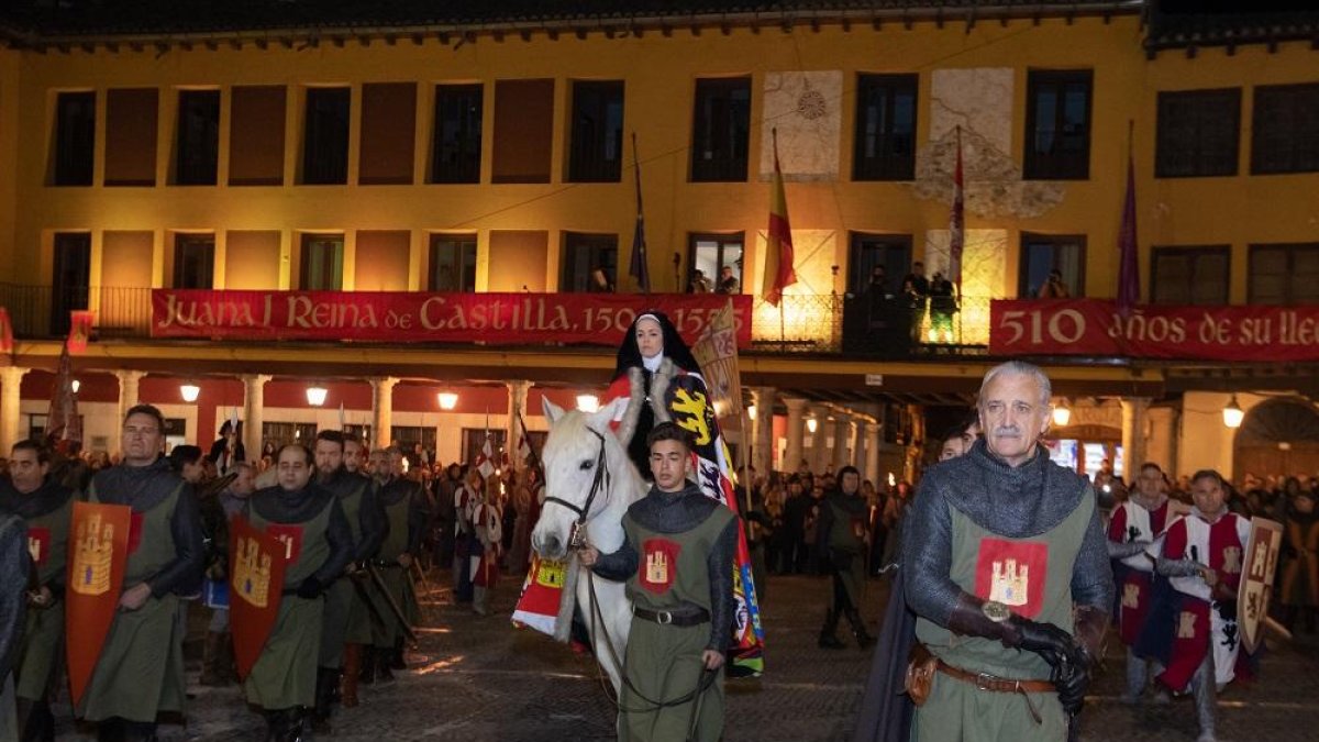 Momento en el que la Reina Juana entra en Tordesillas acompañada y arropada por su numeroso séquito.-J.M. LOSTAU