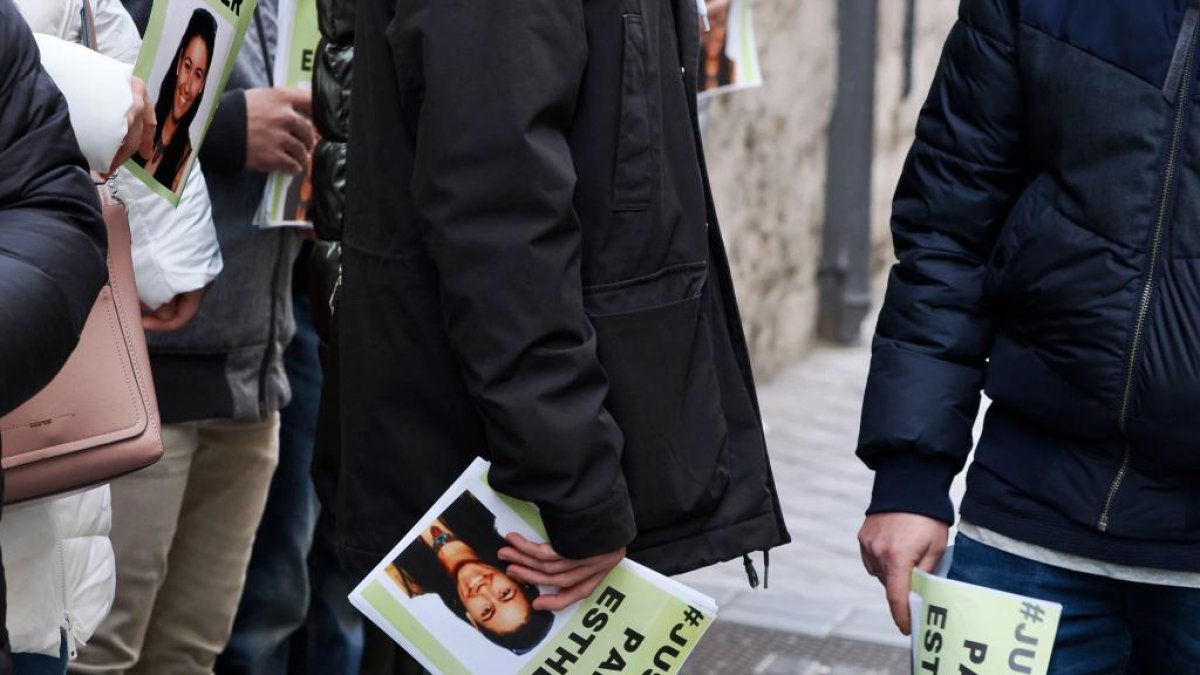 Familiares y amigos concentrados a a las puertas de los juzgados de Valladolid ante la llegada del sospechoso Óscar S. para prestar declaración. / M.A. Santos (Photogenic)