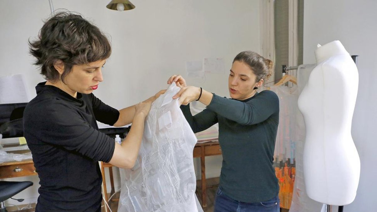 Las dos modistas muestran algunos de sus diseños en el taller que ambas comparten en el centro de Madrid.-BENITO ORDÓÑEZ DE SANTIAGO