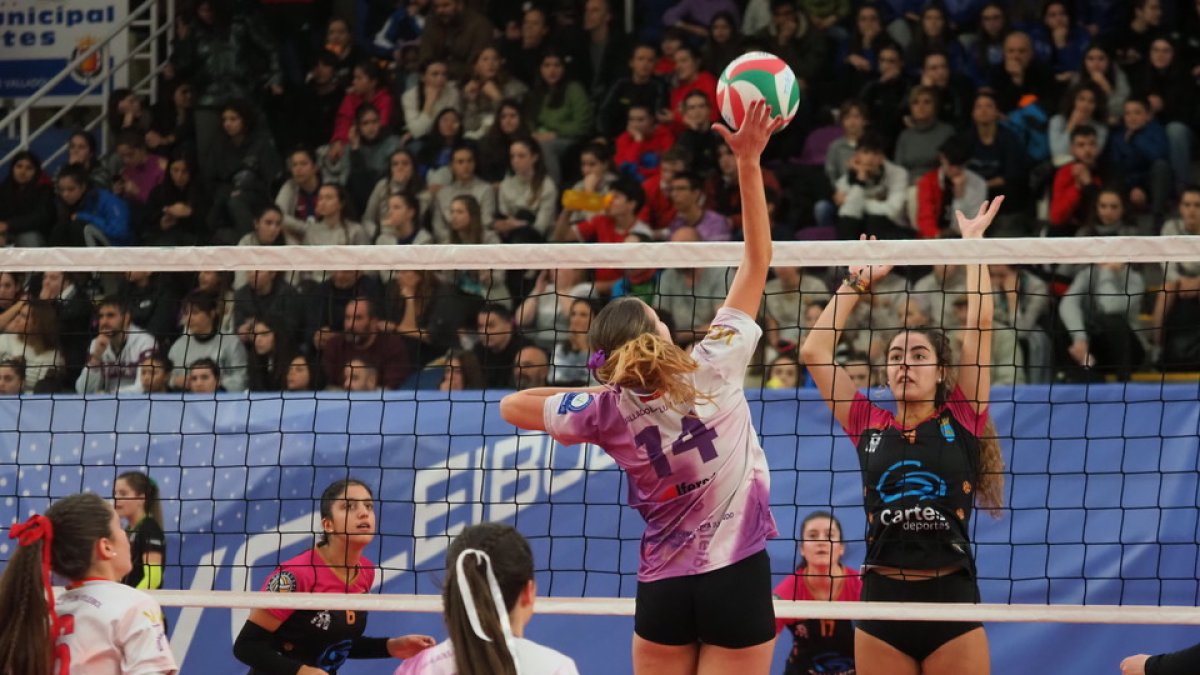 El VCV juvenil femenino en la última jornada de la Copa de España de voleibol en Valladolid. / Montse Álvarez