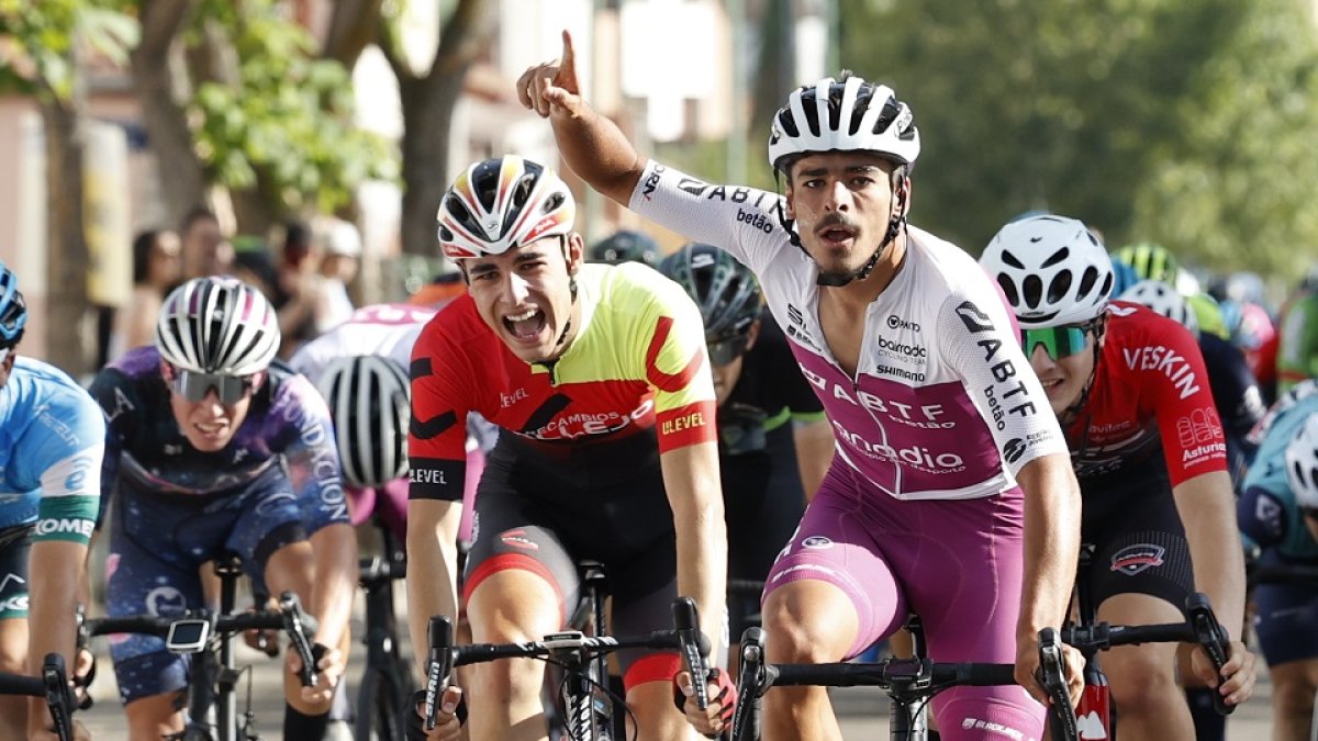 La Acera de Recoletos ha acogido este viernes la salida de la primera etapa de la Vuelta Ciclista a Valladolid júnior que se celebra en la ciudad y provincia hasta el domingo