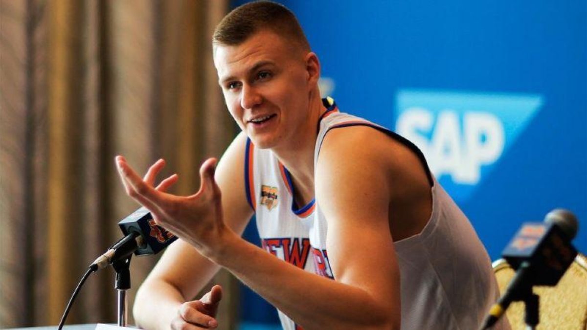 Porzingis, en una rueda de prensa con la camiseta de los Knicks.-