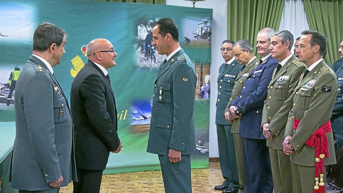 El subdelegado del Gobierno, Luis Antonio Gómez Iglesias, condecora a uno de los ocho miembros que recibieron la Cruz de la Orden con distintivo blanco-EL MUNDO