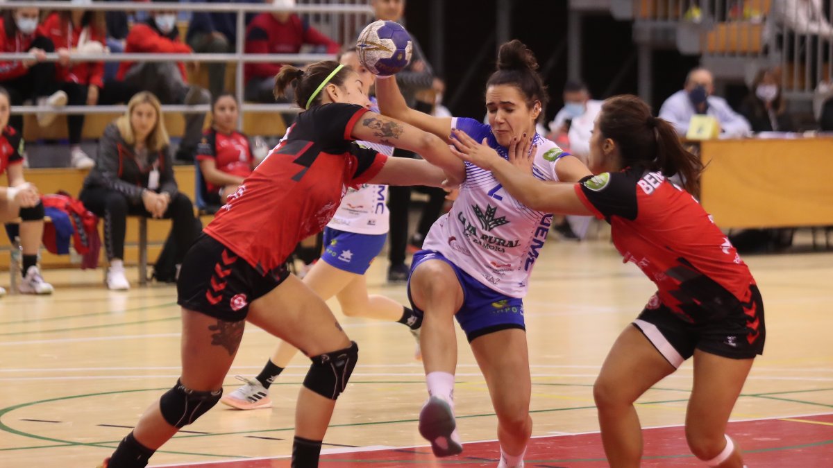 Elba Álvarez es agarrada por dos jugadoras rivales