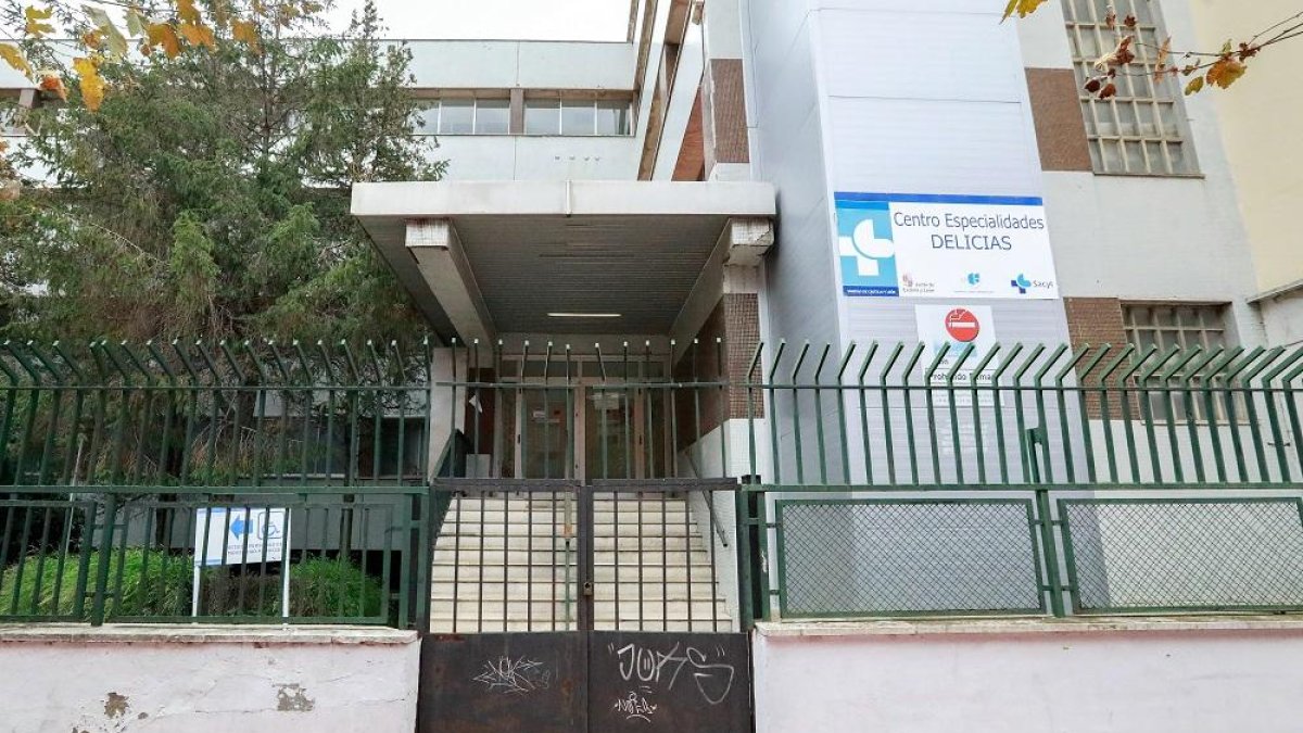 Fachada principal del Centro de Especialidades de Delicias, actualmente fuera de servicio.
