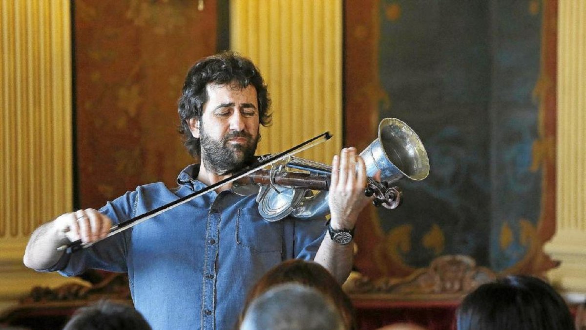 Diego Galaz tocando un instrumento peculiar.-RAÚL G. OCHOA