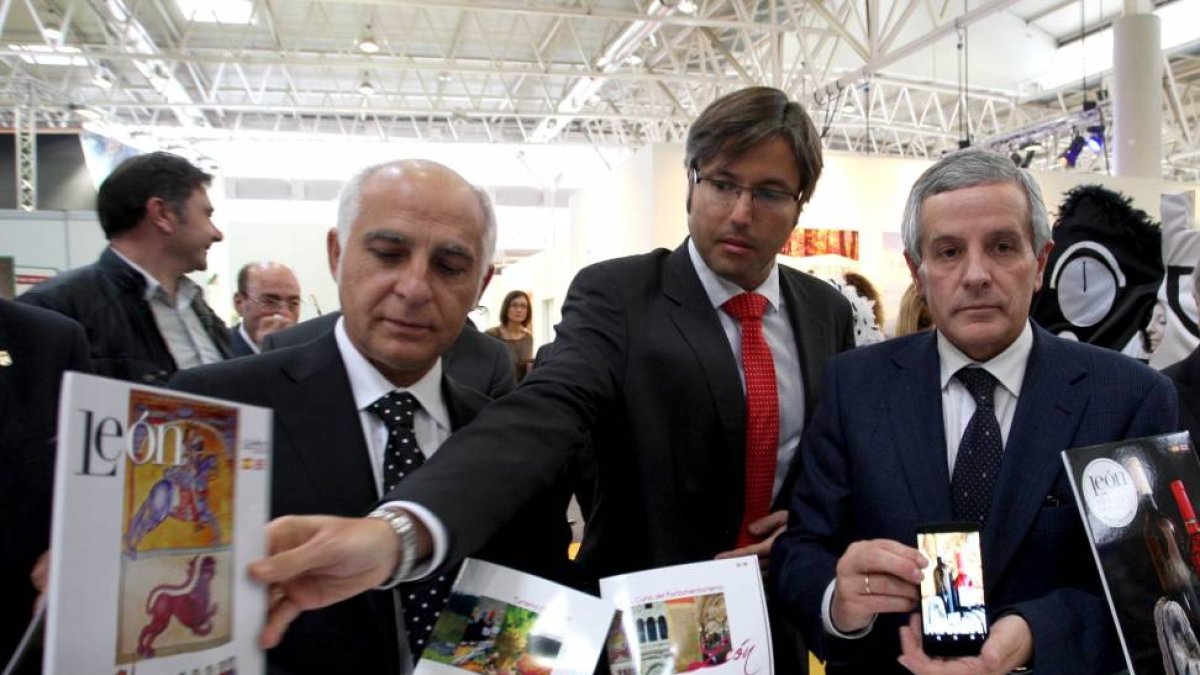 El alcalde de León, Emilio Gutiérrez, y el presidente de la Diputación, Emilio Orejas, asisten a la presentación de la oferta promocional de León en la Feria INTUR-Ical