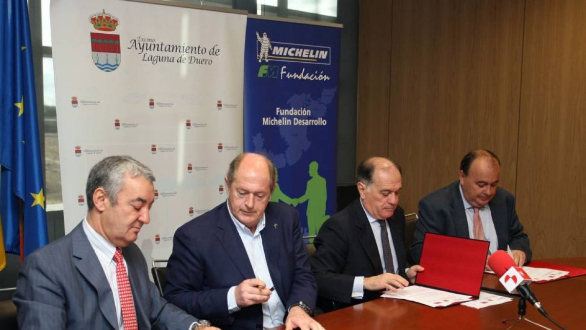 El director de Relaciones Externas de la Fundación Michelin Desarrollo, Abel López (I), El alcalde de Laguna de Duero; Luis Minguela (2 I), el consejero de Economía y Empleo, Tomás Villanueva, y José María García-Castellón, de la red Talento-Ical