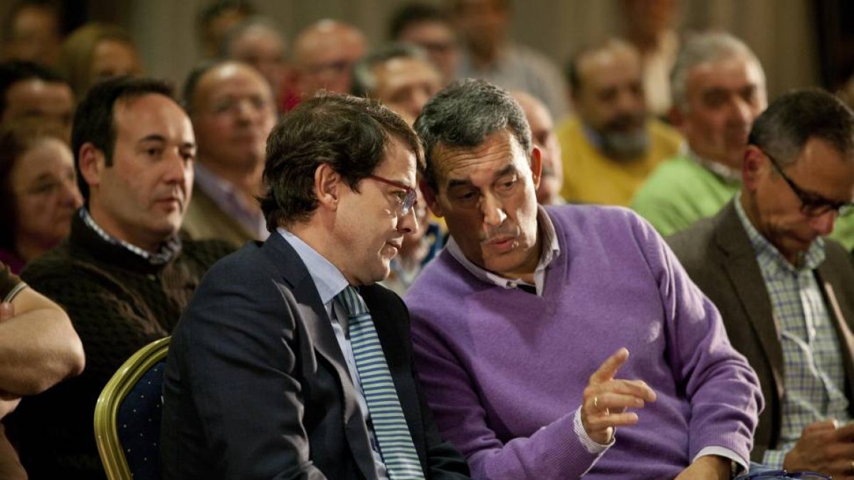 El secretario general del PP de Castilla y León, Alfonso Fernández Mañueco, y el presidente del Partido Popular de Ávila, Antolín Sanz, clausuraron la X Intermunicipal del PP abulense-Ical