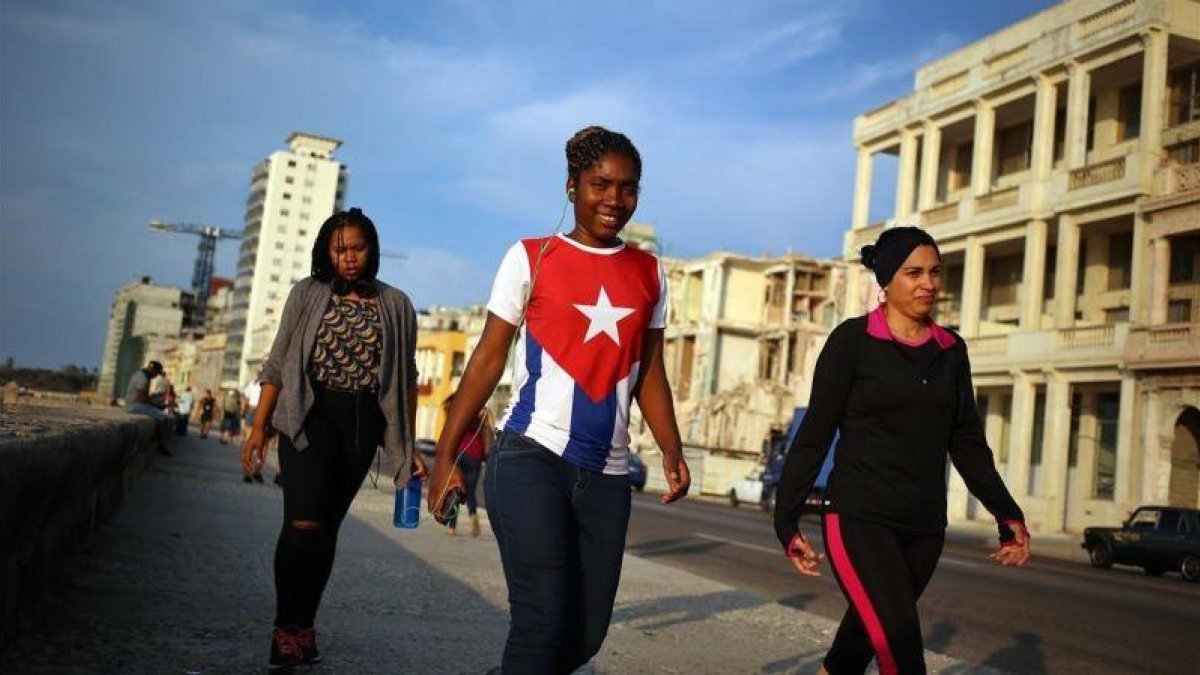Mujeres cubanas caminan por las calles de la Habana, donde el día a día es difícil por las condiciones económicas de la isla caribeña.-EFE / ALEJANDRO ERNESTO