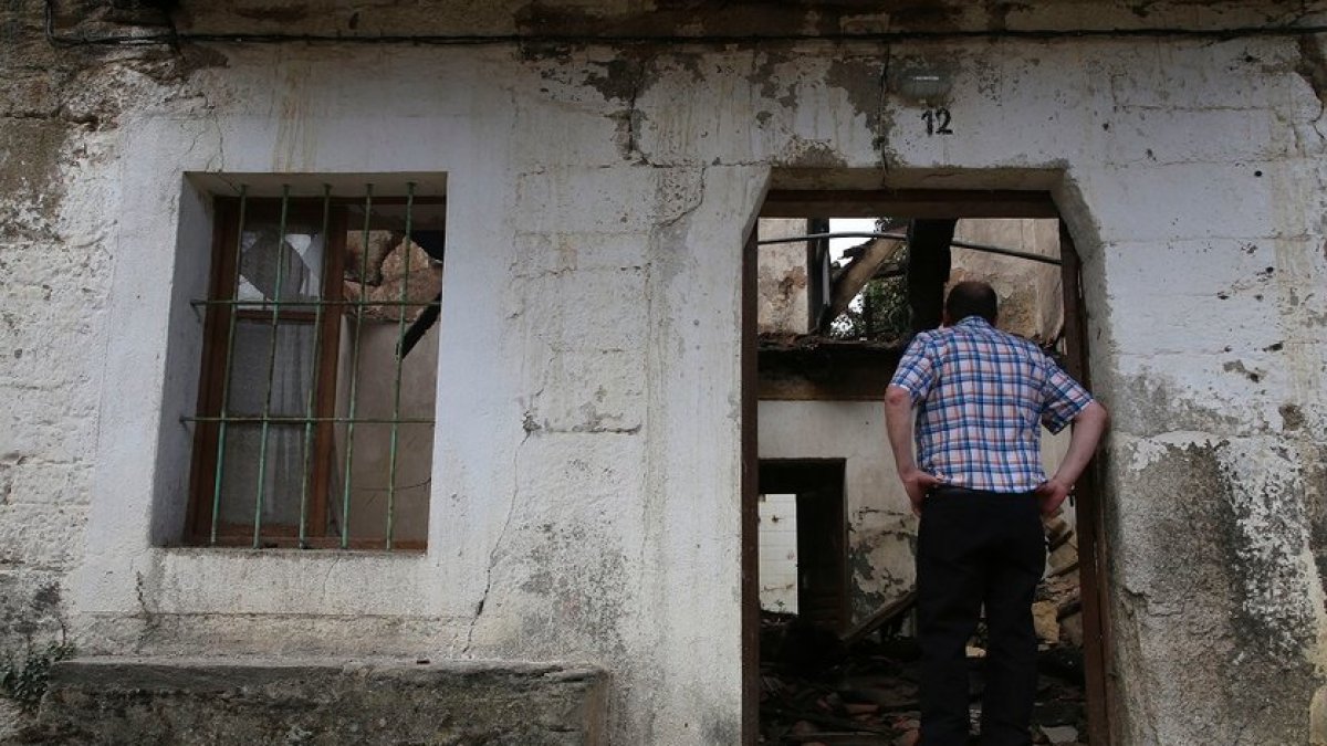 Casas y naves quemadas en Villardeciervos en la Sierra de la Culebra.- ICAL