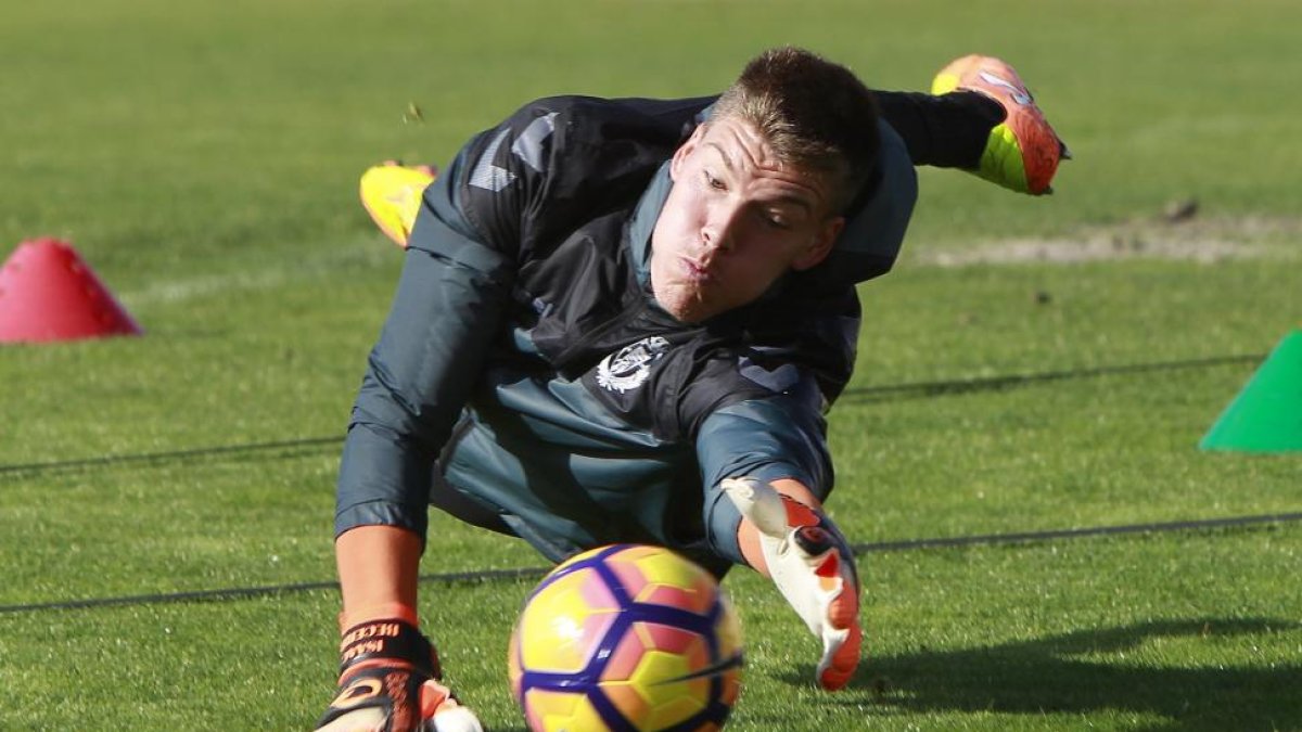 Becerra se estira para detener un balón, durante el entrenamiento del miércoles.-J.M.LOSTAU