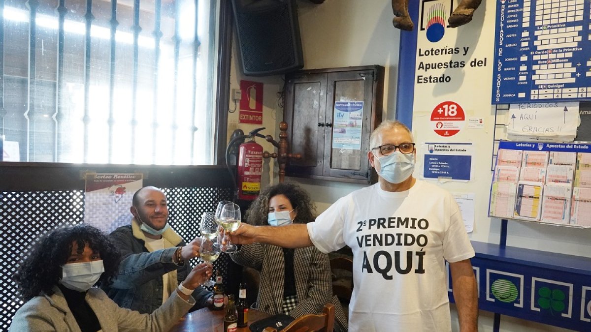 Segundo premio de la lotería del Niño en el bar Ángel de Carpio, Valladolid. - PHOTOGENIC