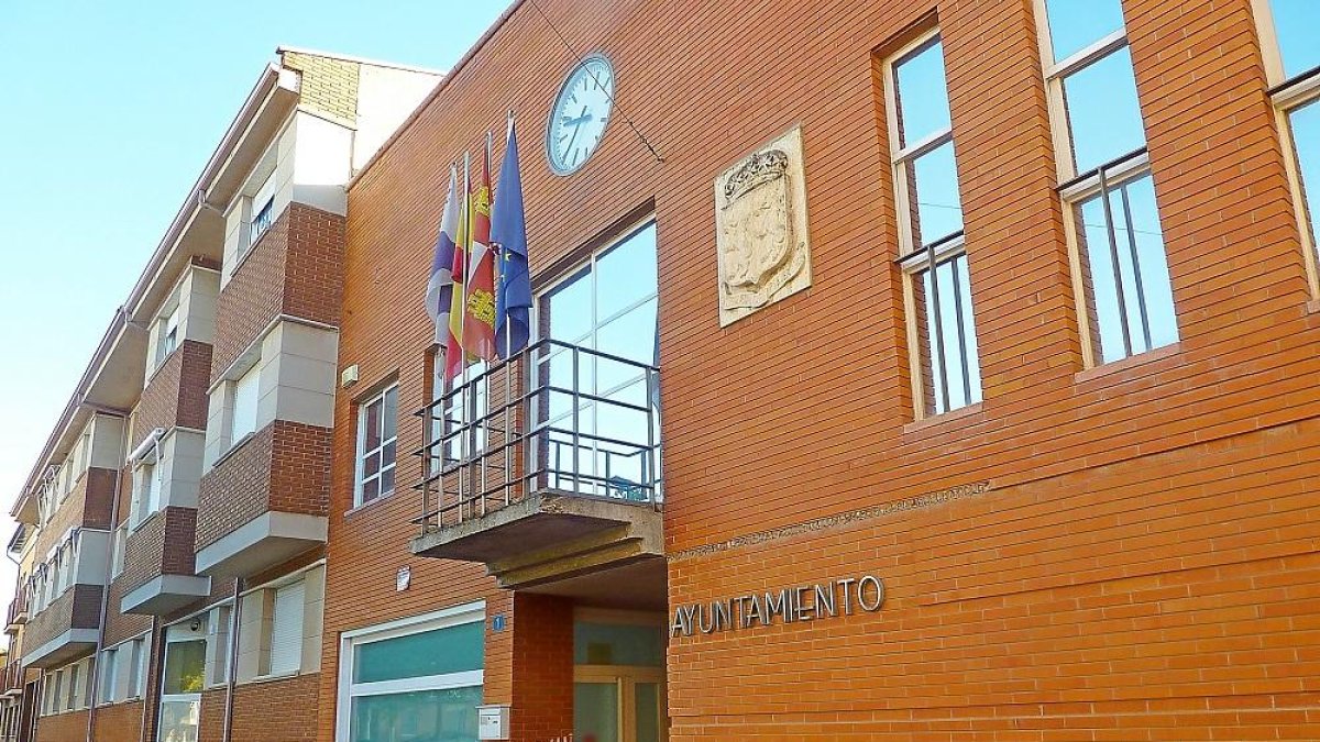 Puerta de acceso y fachada del Ayuntamiento de Santovenia de Pisuerga en una imagen de archivo.