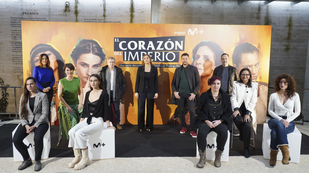 Foto de familia del reparto de la serie El Corazón del Imperio junto a autoridades y productores. / PHOTOGENIC