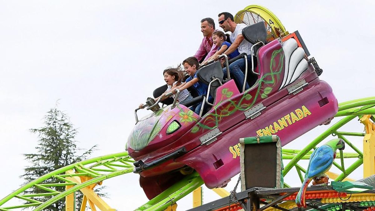 Un grupo de personas disfruta de la selva encantada en el Real de la Feria.-J. M. LOSTAU