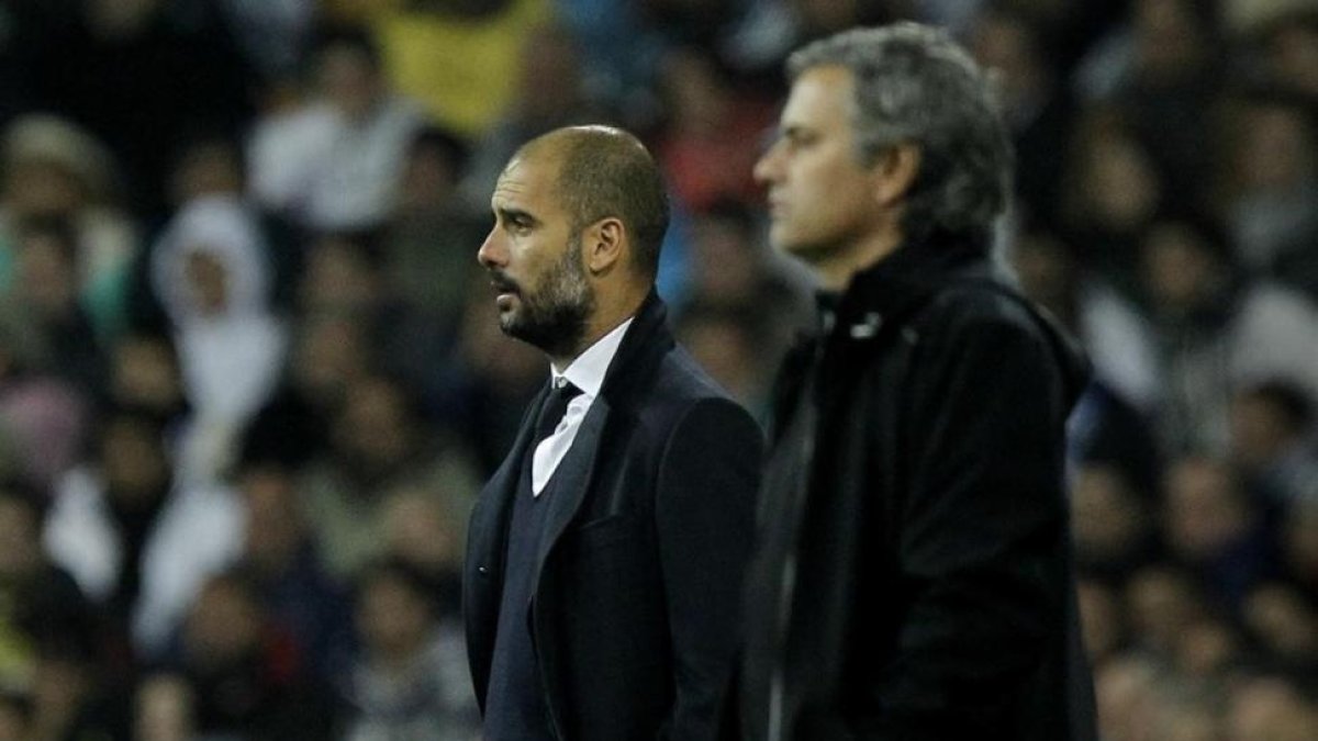 Pep Guardiola y José Mourinho, en uno de sus enfrentamientos Barça-Madrid.-JOSÉ LUIS ROCA