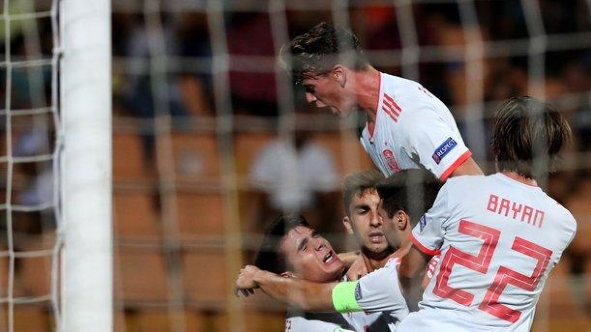 Los jugadores de España sub-19 celebran uno de los goles ante Portugal en la final del Europeo de la categoría.-EPA/PHOTOLURE