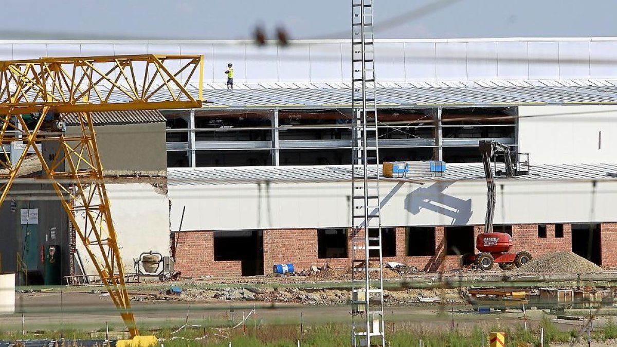 Aspecto exterior de la fábrica de Made en Medina del Campo.-J.M. LOSTAU