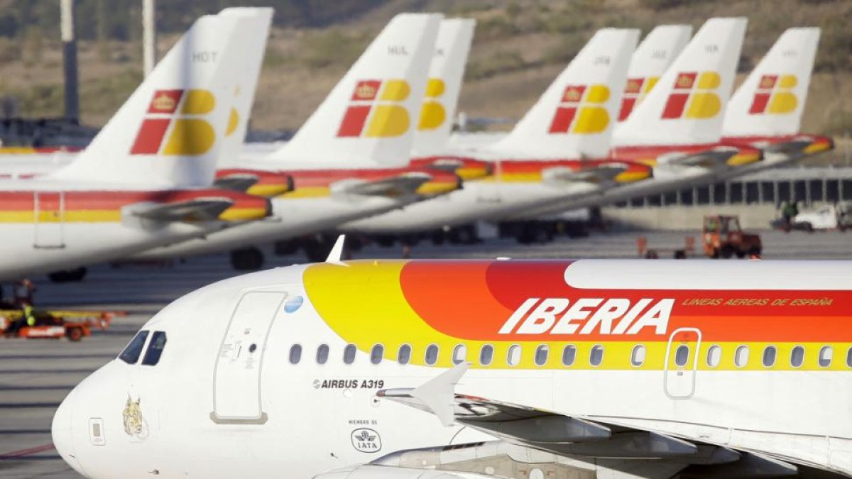 Imagen de archivo de aviones de Iberia, una de las aerolíneas que forman parte del grupo empresarial IAG-VICTOR V. CAVIANO
