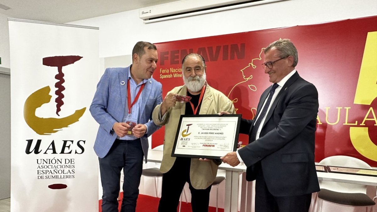 Javier Pérez Andrés recibe el premio de la  la Unión de Asociaciones Españolas de Sumilleres. E.M.