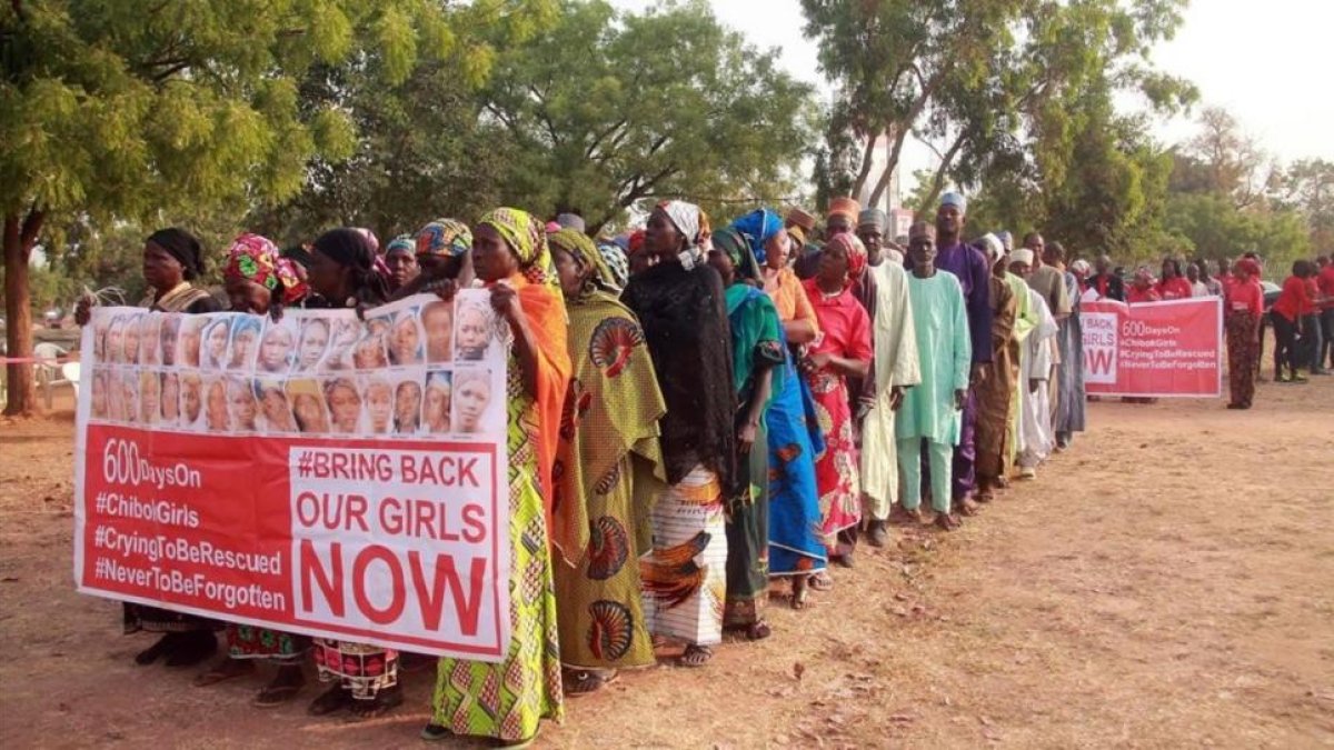 Miembros del movimiento de madres Bring Back Our Girls se manifiestan por la liberación de sus hijas, en Abuya (Nigeria), este jueves.-AFP