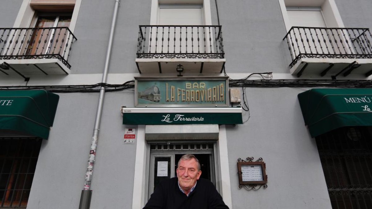El propietario del bar la Ferroviaria, José Luis Martínez , que cumple 120 años en su emblemático establecimiento. PHOTOGENIC