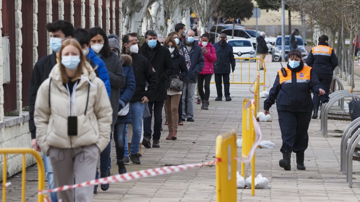 Colas a la entrada del polideportivo de Laguna de Duero para someterse a la prueba de antígenos. | M. Á. SANTOS/  PHOTEOGENIC