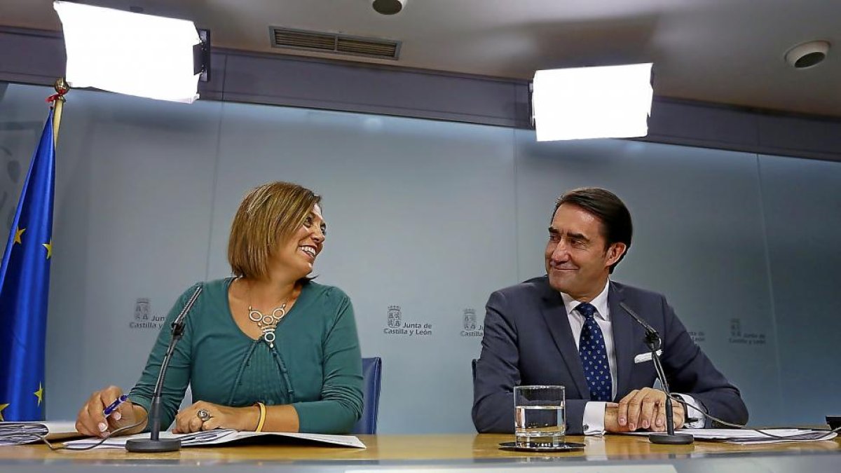 Milagros Marcos y Juan Carlos Suárez-Quiñones, en su comparecencia tras el Consejo de Gobierno.-ICAL