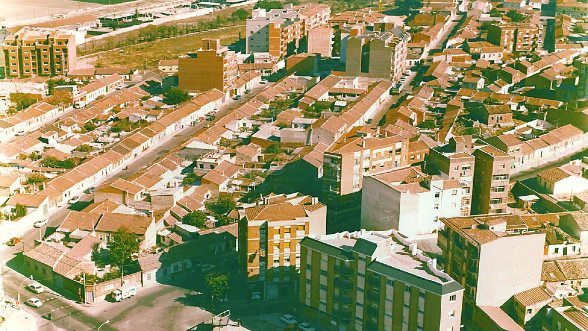 VISTA AÉREA PARCIAL DEL BARRIO DE LOS PAJARILLOS EN LA DÉCADA DE LOS 80