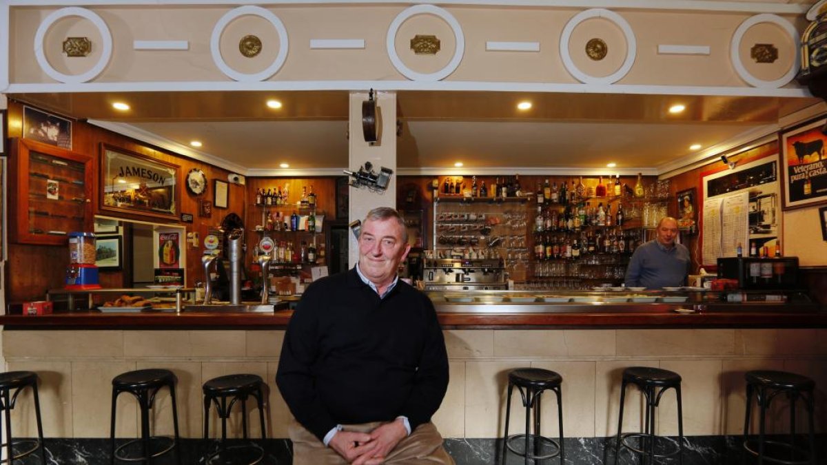 El propietario del bar La Ferroviaria, José Luis Martínez, en el emblemático establecimiento que cumple 120 años. - PHOTOGENIC
