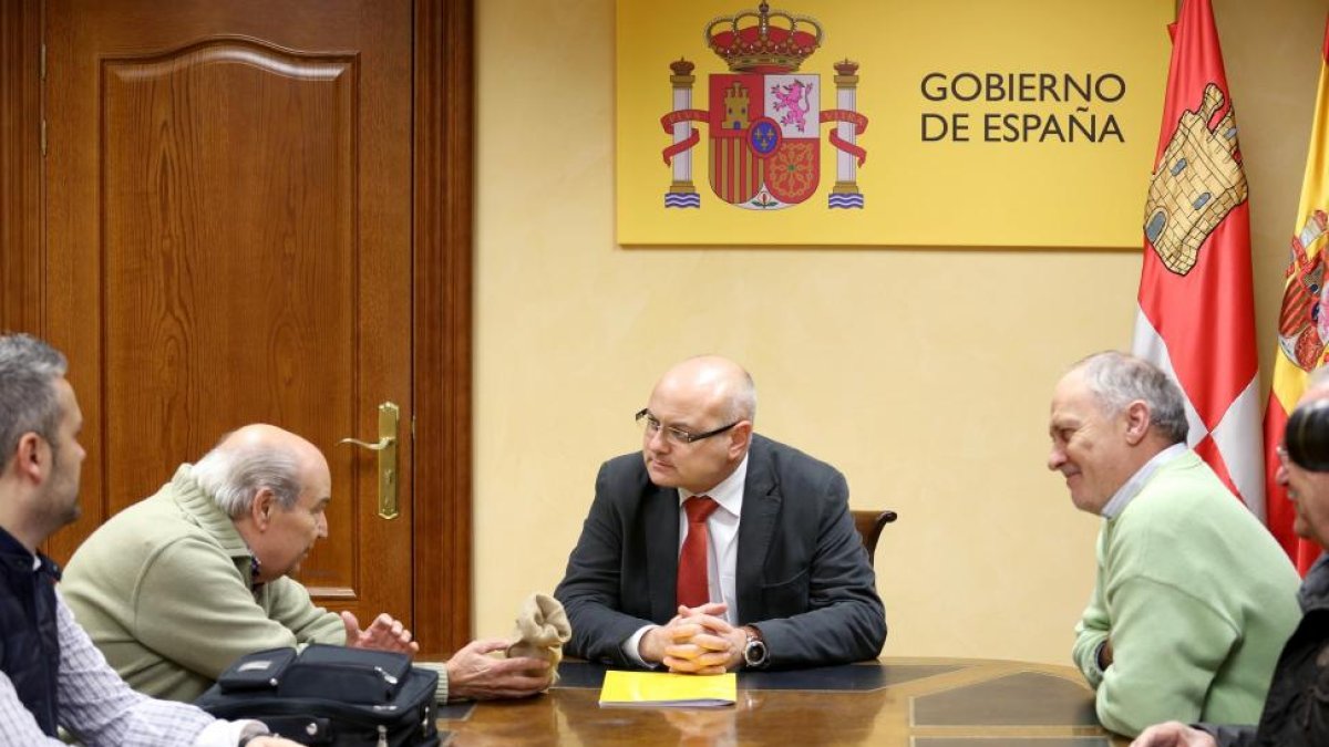 El secretario general de UGT en la Comunidad, Faustino Temprano(D), entrega en la Delegación del Gobierno un manifiesto por la defensa y la revalorización de las pensiones.-ICAL