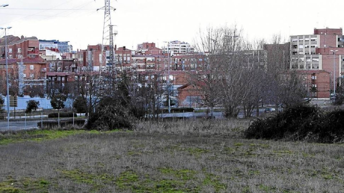 Terrenos junto al centro de menores Zambrana que el Ayuntamiento tiene que expropiar-J.M.Lostau