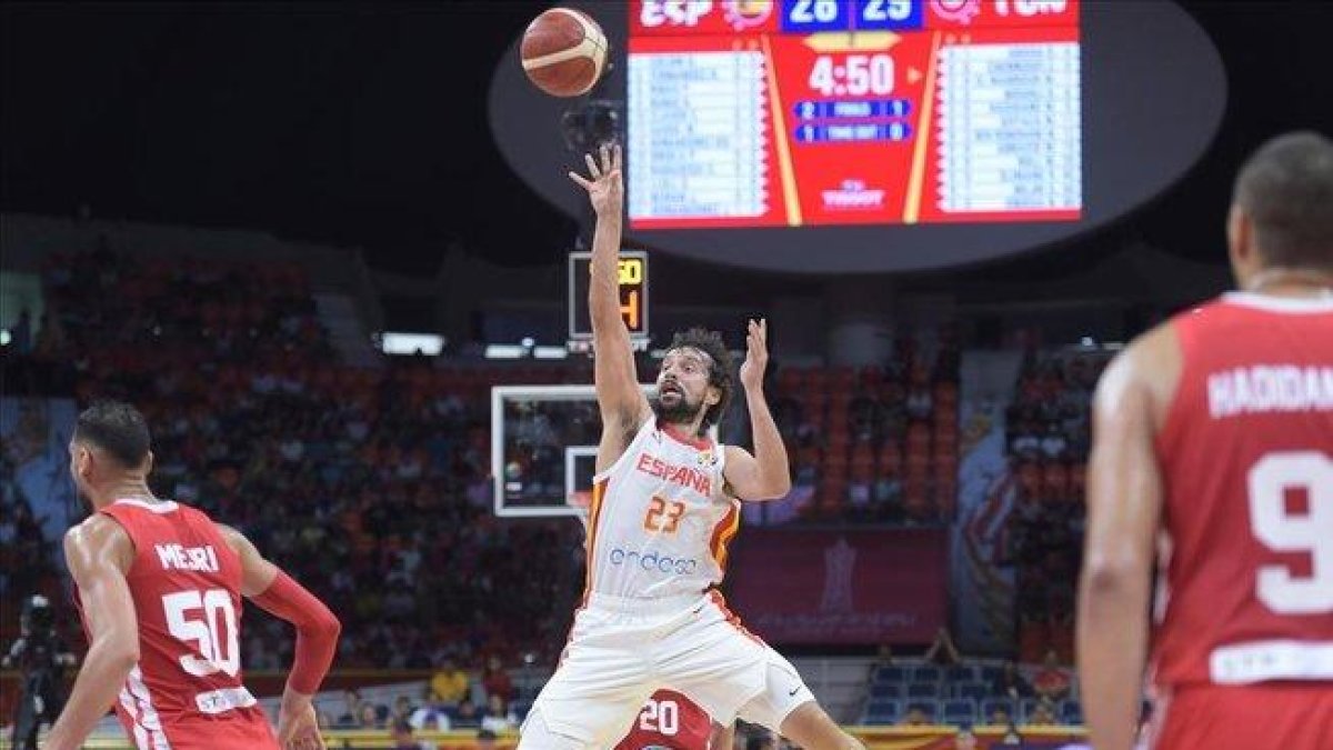 Sergio Llull lanza un triple forzado en el partido del debut ante Túnez-NICOLAS ASFOURI (AFP)