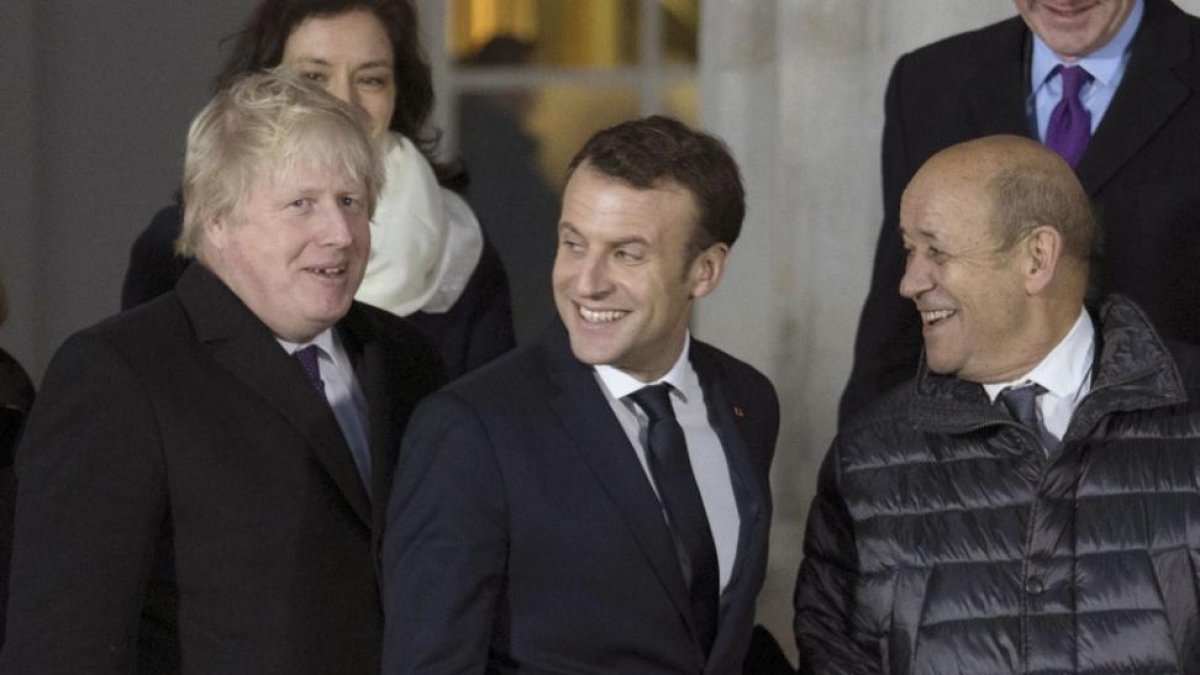 El ministro de Asuntos Exteriores, Boris Johnson, al lado del primer ministro francés, Emmanuel Macron durante la cumbre sobre seguridad, inmigración y cooperación en defensa que ha tenido lugar este jueves en la Real Academia Militar de Sandhurst.  / AP-/ AP