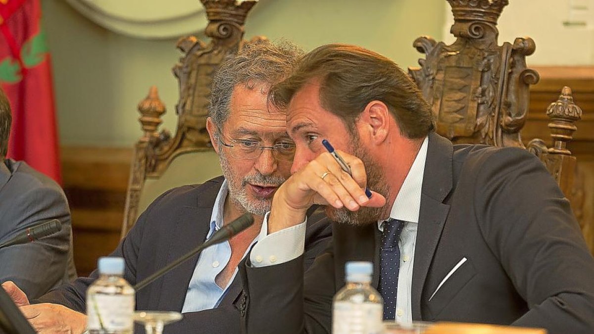 Manuel Saravia y Óscar Puente, en un momento del Pleno celebrado ayer.-MIGUEL ÁNGEL SANTOS