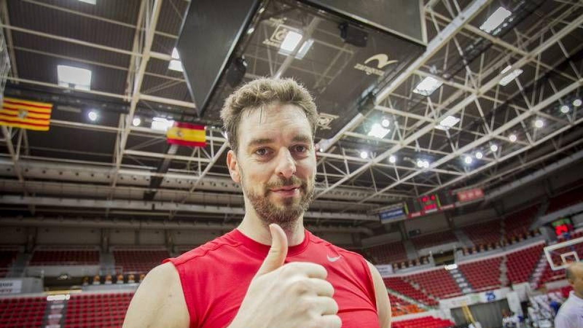 Pau Gasol hace el signo de la victoria tras finalizar el entrenamiento de ayer por la mañana en el Príncipe Felipe-CHUS MARCHADOR