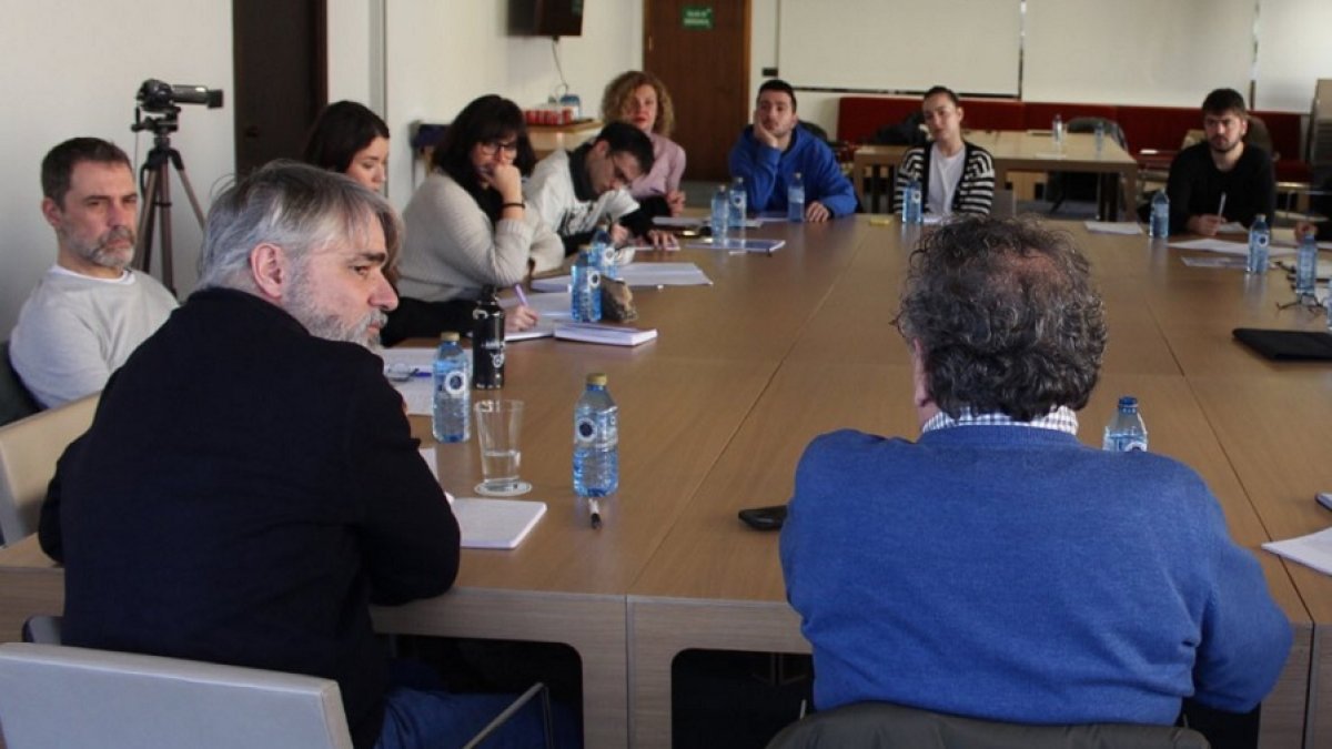 Ernesto Arias, segundo por la izquierda, durante los trabajos previos sobre el texto. | ESCÉNATE