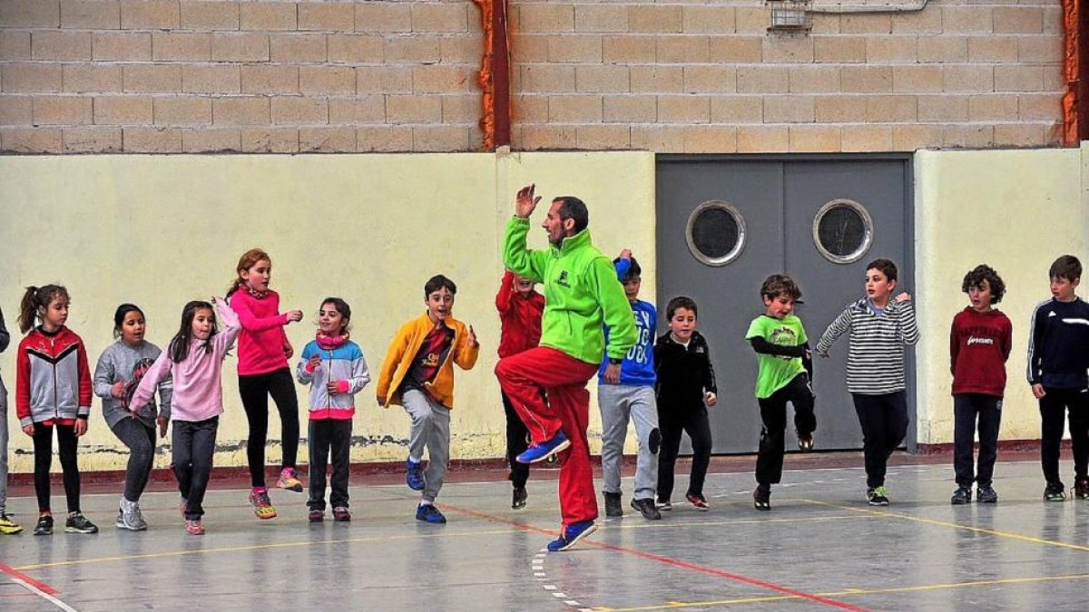 Óscar Giralda realiza un ejercicio con los niños de Valoria.-E. M.