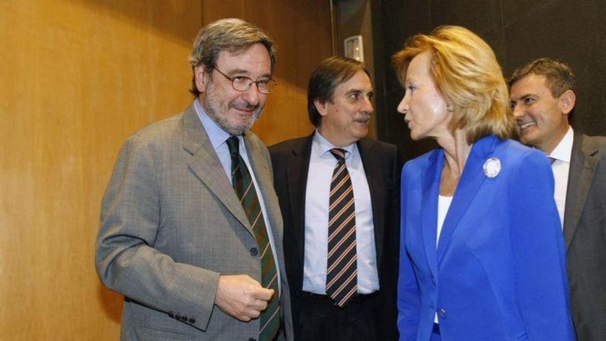 El expresidente de Caixa Catalunya, Narcís Serra, y la exministra de Economía, Elena Salgado, en la Comisión de Economía del Congreso en julio del 2012.-JUAN MANUEL PRATS