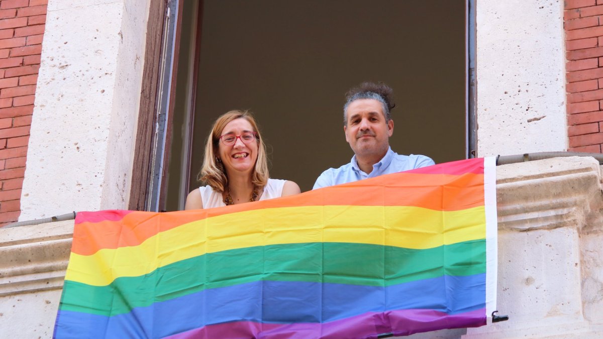Los concejales de VTLP colocan la bandera LGTBI en su ventana del Ayuntamiento de Valladolid.- TWITTER VTLP
