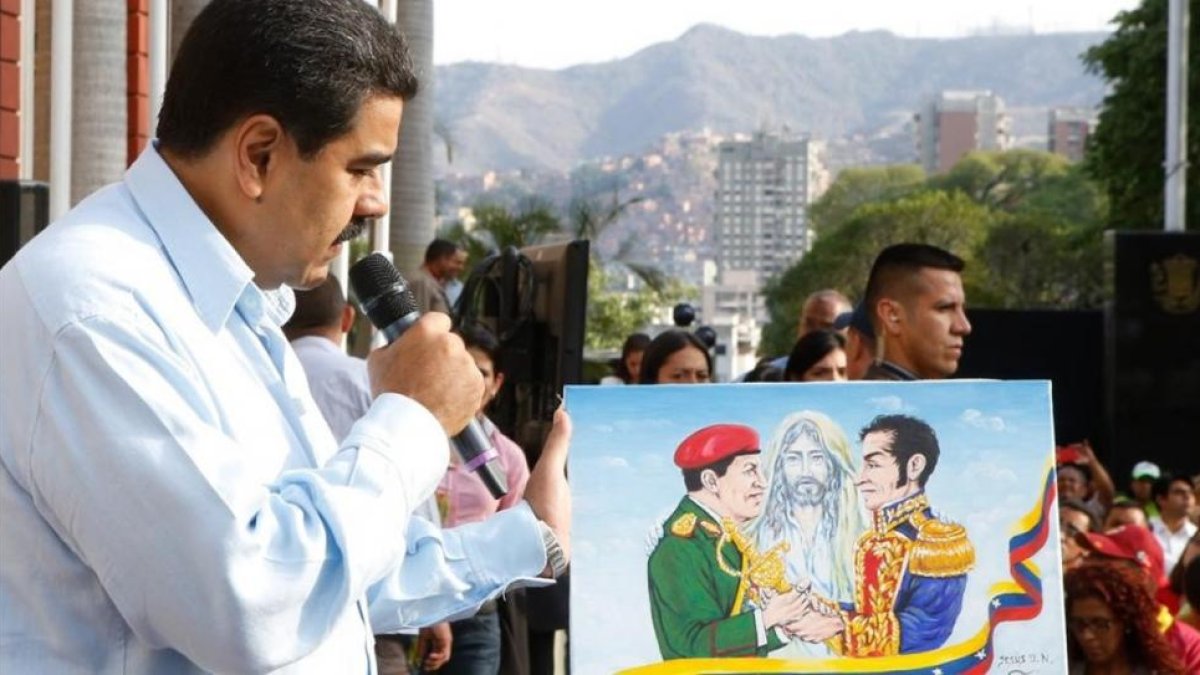 Maduro participa en un acto conmemorativo por los fallecidos durante las protestas del 11 de abril del 2002 en Caracas, este lunes.-EFE